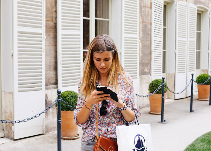 Girl Searching a Restaurant Girl Searching a Restaurant